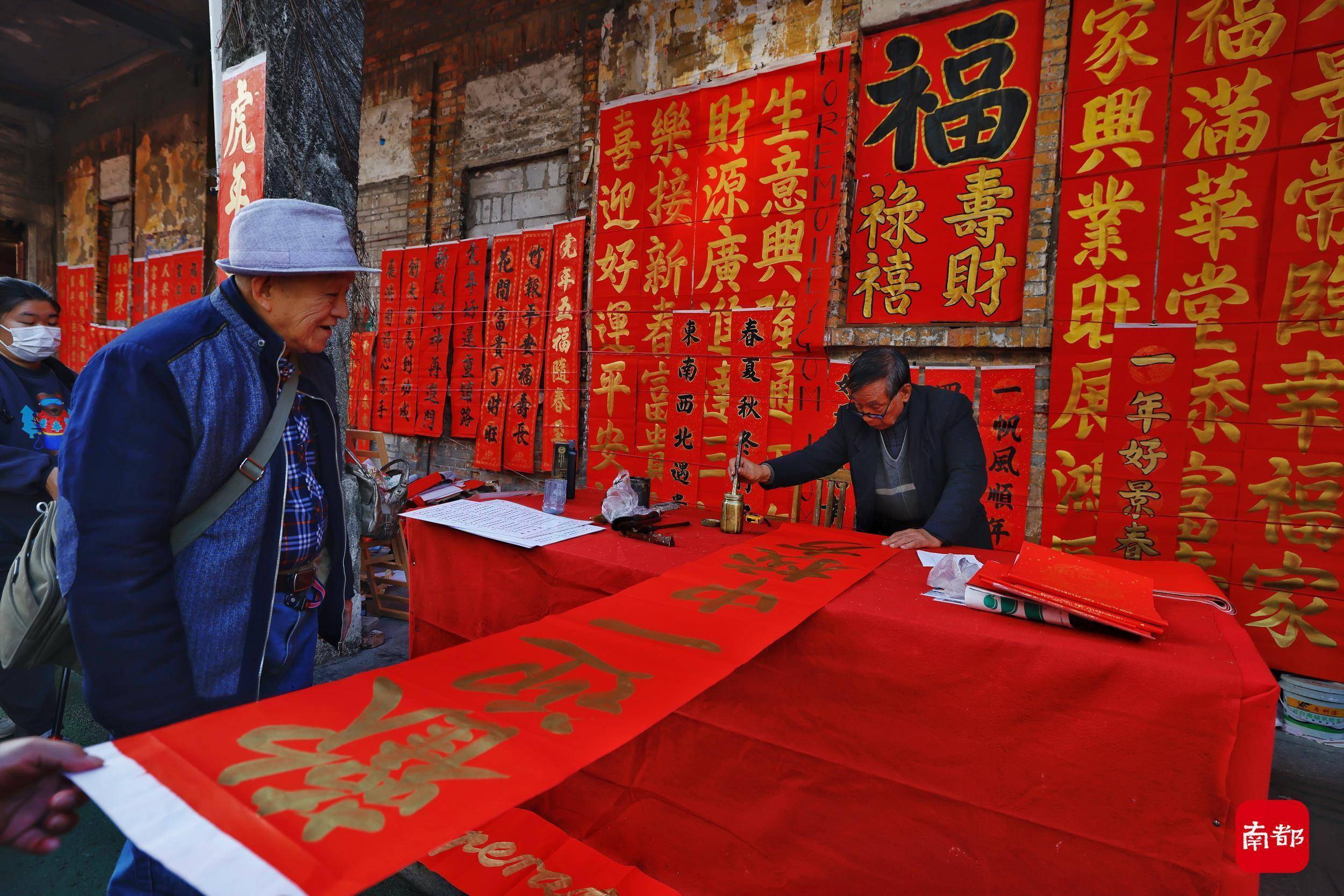 春联|图集：佛山筷子路，老人老街红挥春，小狗喜庆装扮萌翻众人