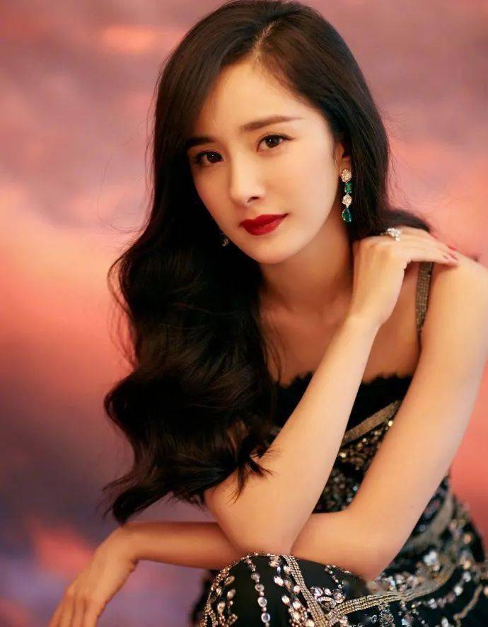 卷发@美女们，你适不适合烫卷发？关键看这3点就懂了！