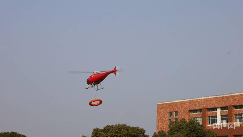 江西一高校自主研发设计通用型智能空中机器人成功首飞