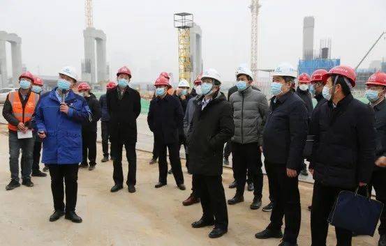 实地察看历城站站房和综合体及宅科水库特大桥现场,并在工地会议室