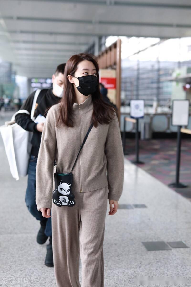 街拍:张小斐拉链针织 计织裤 运动鞋 手机包简约时尚_机场_上海_计织