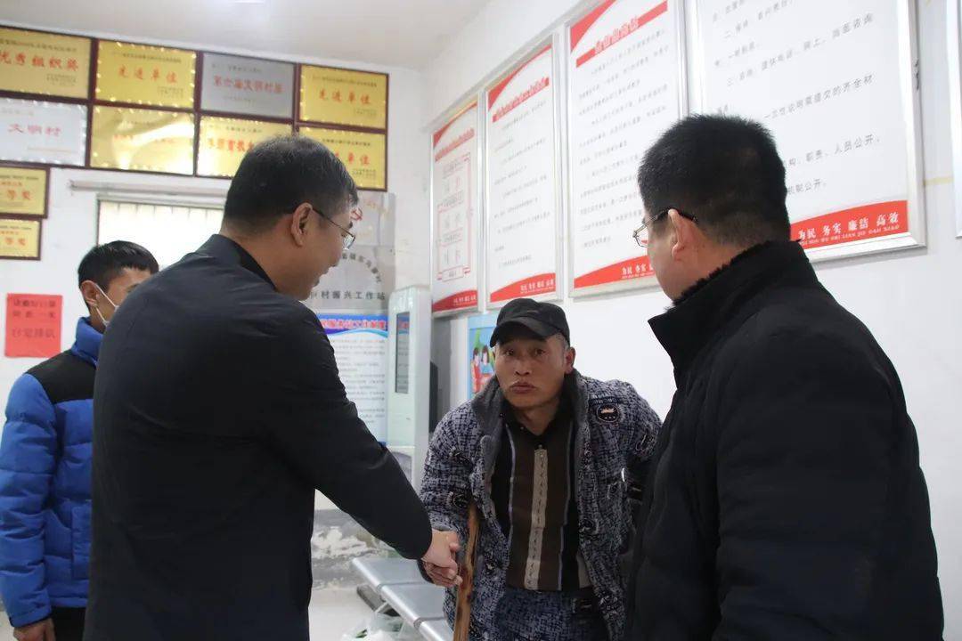 围观临泉老集村里来了这么一群人