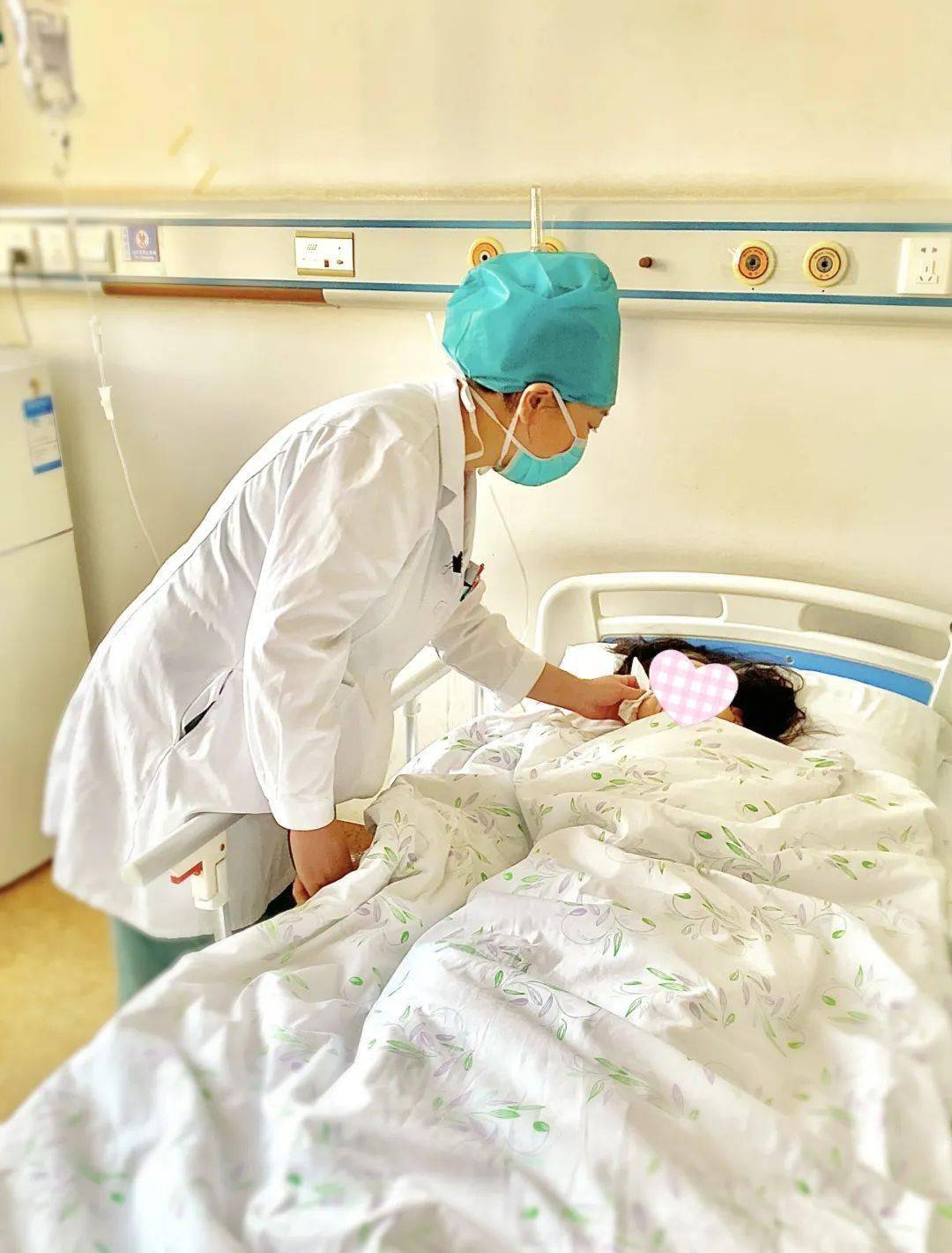 住院期间,医护人员与这位患者之间采取了多种形式的非语言沟通方式,如