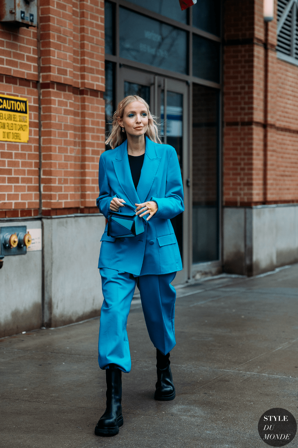 细节一身黑，换个穿法更时髦