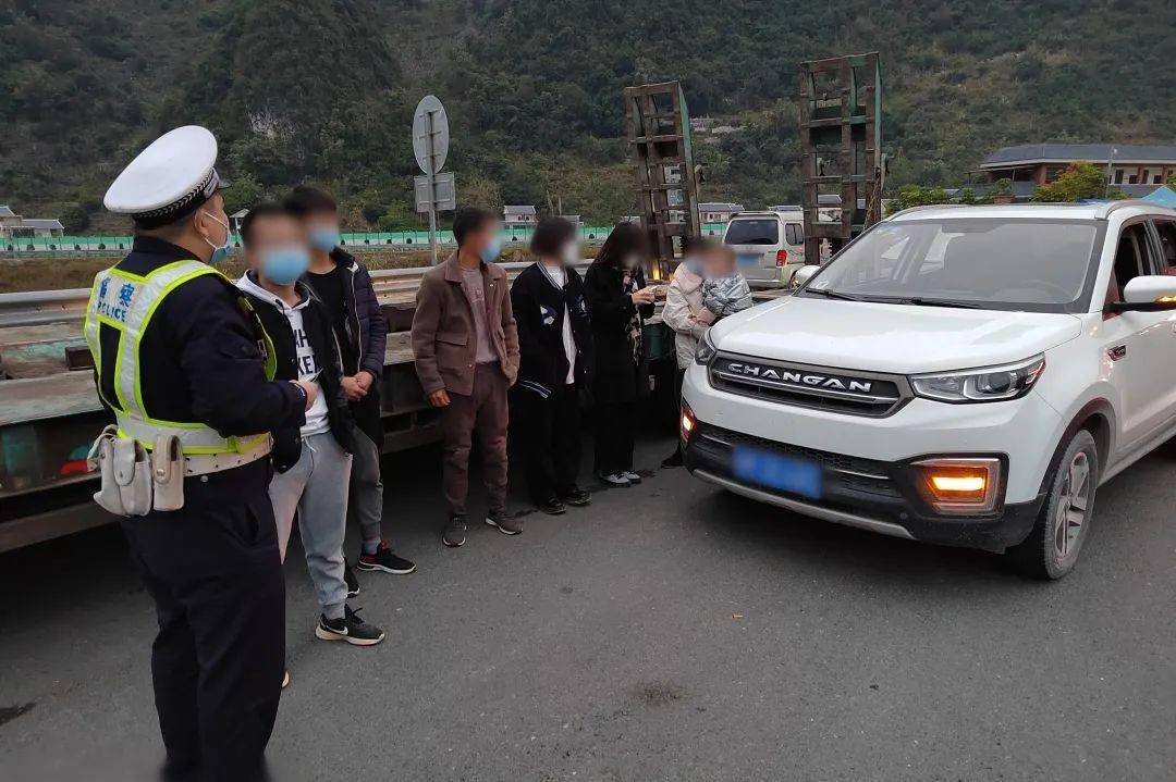 東蘭交警攔停一輛麵包車檢查發現該車核載5人實載7人超員2人