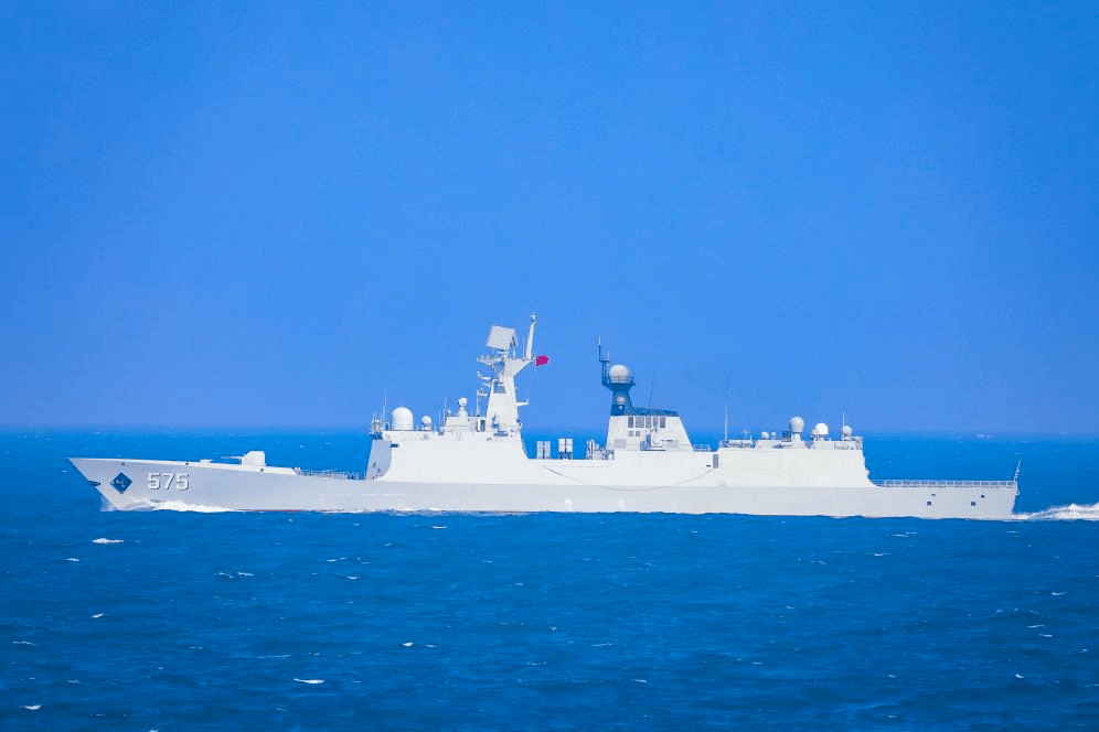 导弹护卫舰岳阳舰,舷号575,是我国自主研究设计建造的新型导弹护卫舰.