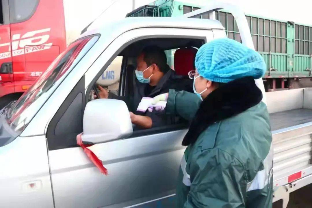 在一个早晨路过寿阳高速路口时,偶遇集团上湖卫生院负责人张长清医生