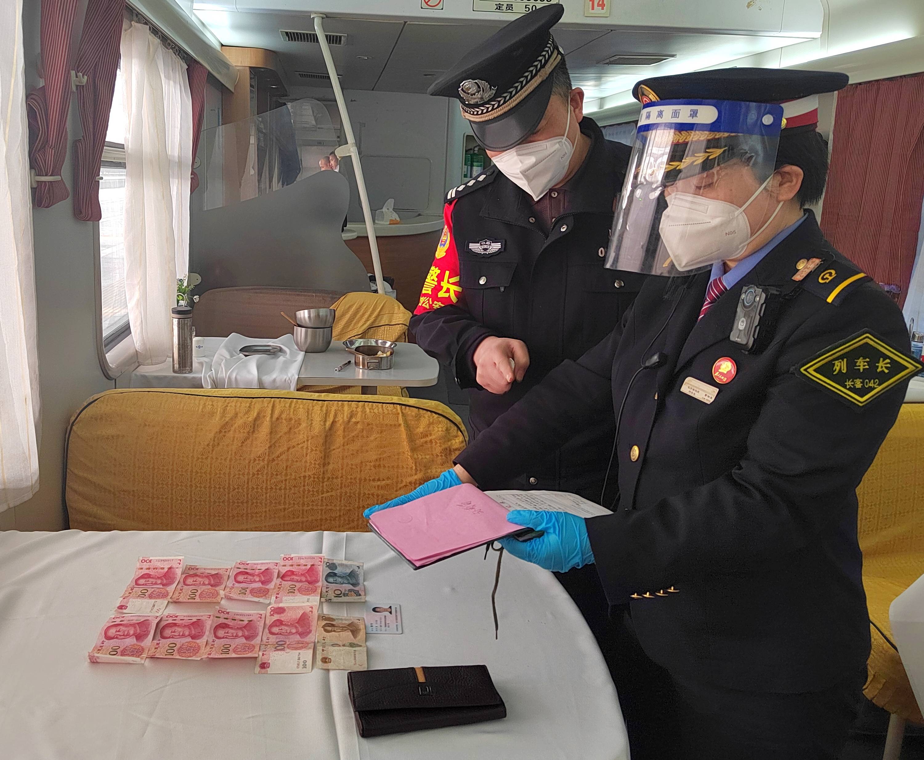 列车乘警谢文辉在车厢里巡视时,在11号卧铺车厢3组下铺,发现一个咖啡