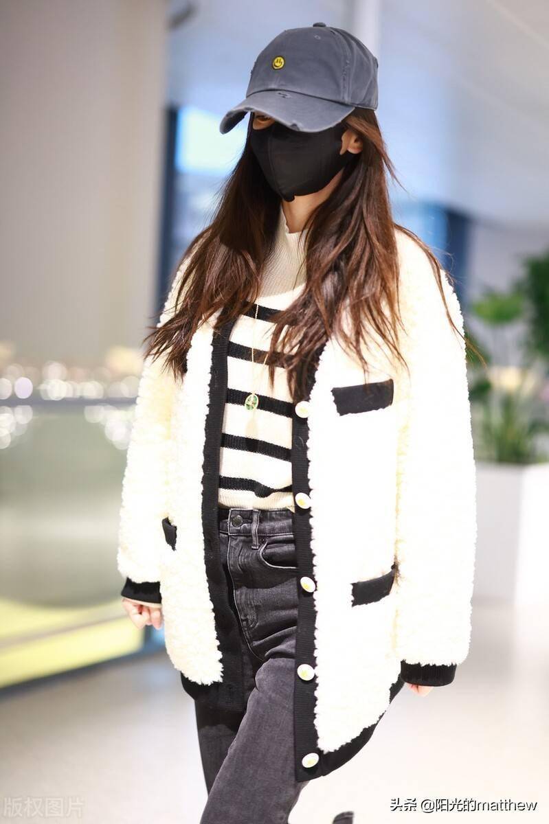 angelababy现身机场戴奉球帽口罩遮面外型青春靓丽
