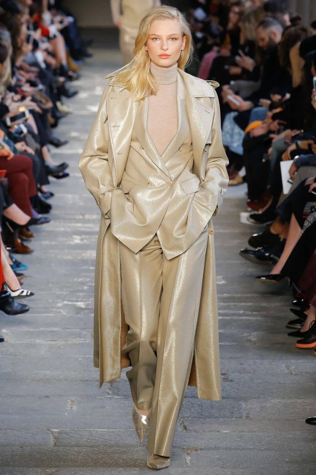 MaxMara 都2022了，大衣还是这样穿显高级！