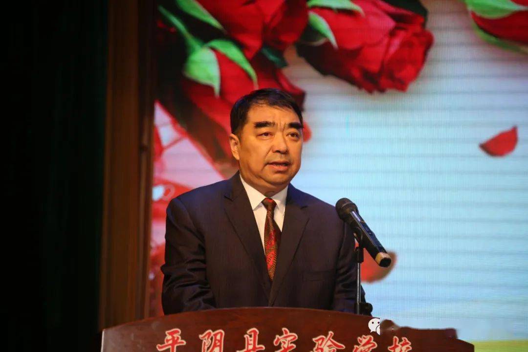 副县级领导干部赵绪廷颁发纪念牌县政府副县长丁芳颁发纪念牌县人大