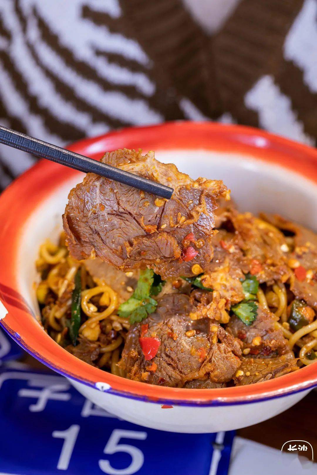 厚薄适中的卤牛肉七分瘦三分肥,卤料的香和咸成为拌粉的点睛之笔