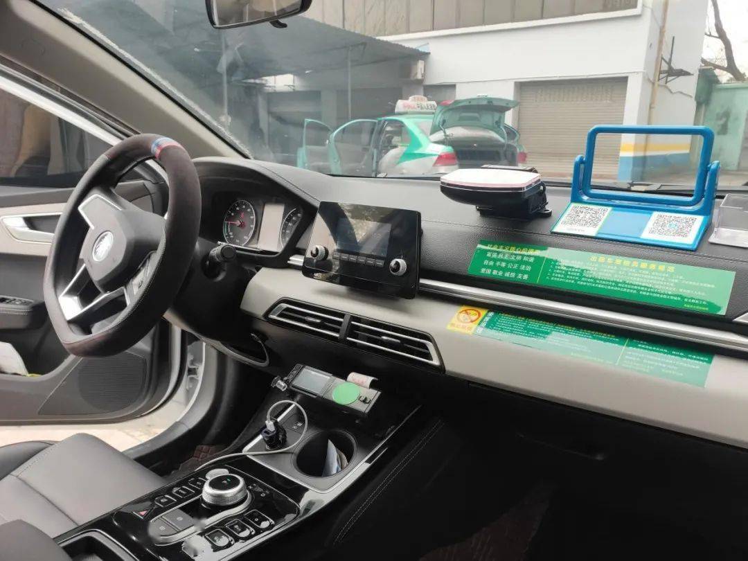 瞧那一抹活力绿海盐巡游出租车迈入新能源时代