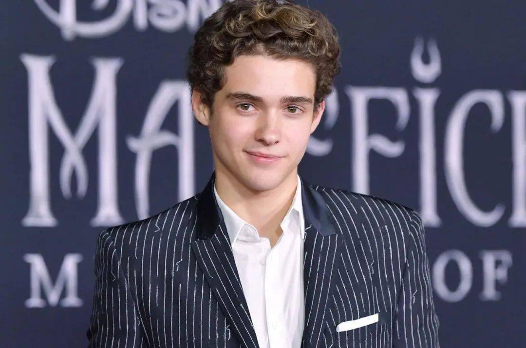 官方也还未公布究竟谁会出演夜翼时,joshua和芭芭拉扮演者格蕾丝在推