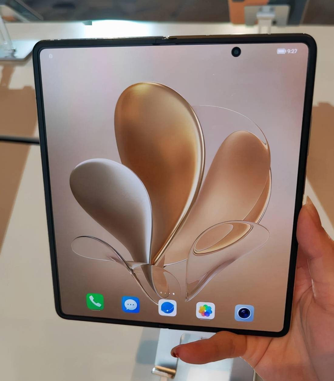 消费者承担|换屏费高达9000元,折叠屏手机售后跟上了吗?