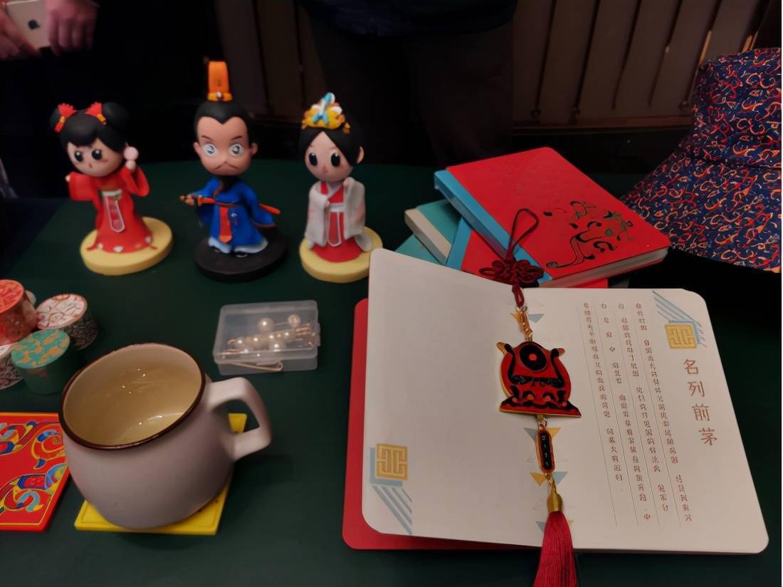 本此联展共展出荆楚特色非遗,文博,文旅,文玩,时尚休闲二消等文创精品