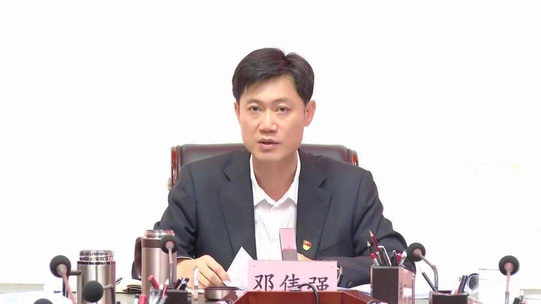 邓伟强厚植为民情怀勇于担当作为团结带领人民群众走好新的赶考之路