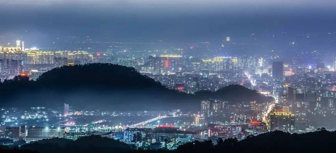 普宁流沙城区夜景(摄影:黄梓扬)2021年7月,普宁市被商务部认定为"国家