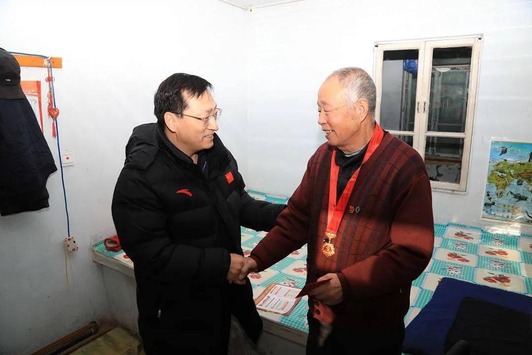 松原市委常委组织部长辛峰深入经开区和哈达山示范区走访慰问困难党员