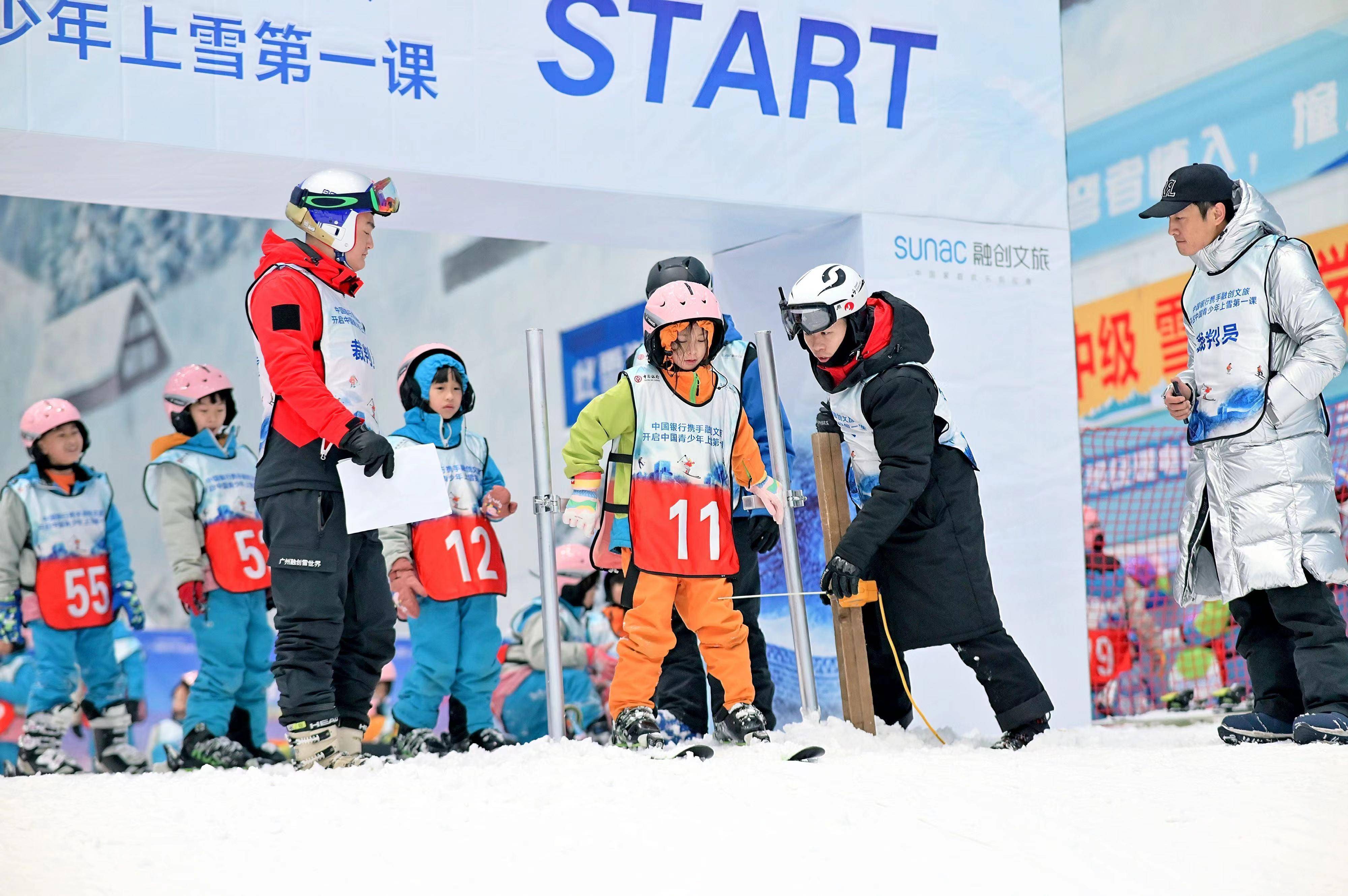 20所广州中小学校滑雪校队进行技能测评,来自教育体育界的专家学者