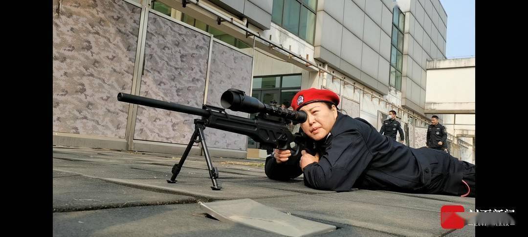 武汉女子特警队展示绝技3秒绳降五层楼50米外一枪打碎鸡蛋