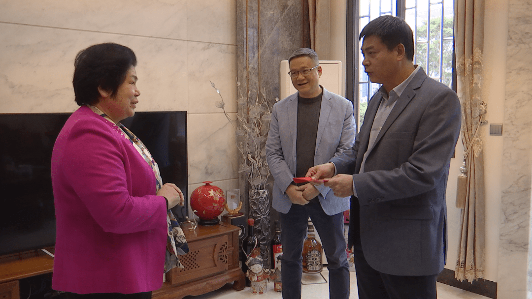 1月18日,沈顺来看望慰问了离退休老干部方接枝,吴和盛,方加群,王彩云