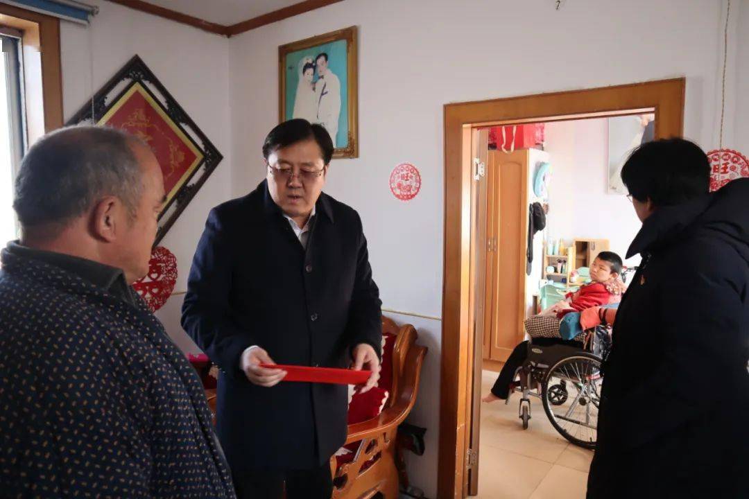 管洪涛同志到凤凰山村,大鱼脊山沟东村看望生活困难党