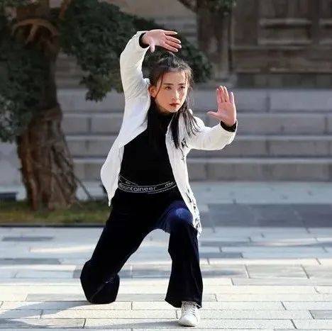 新华网 中国“女侠”推动传统武术走进大众_张含亮_天水_视频