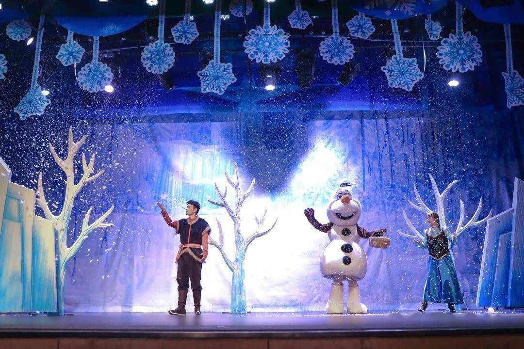 《冰雪奇缘》是根据安徒生经典童话《白雪皇后》改编,风靡全国,观赏完