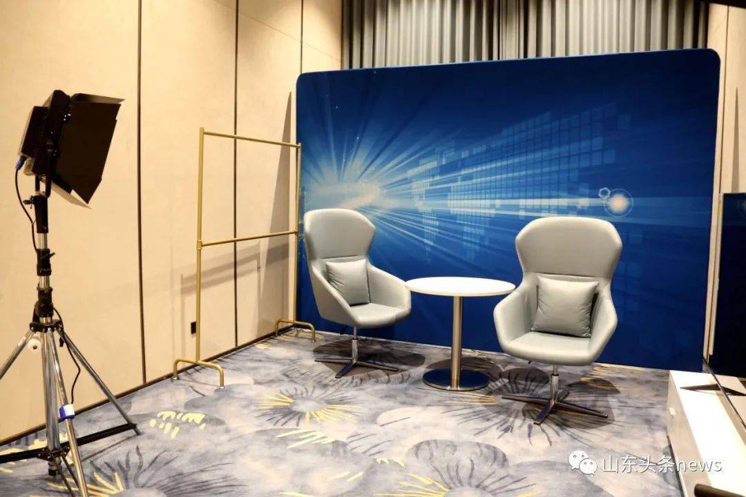 官方供图新闻中心内设置新闻发布厅,媒体工作区,形象展示区,混合采访