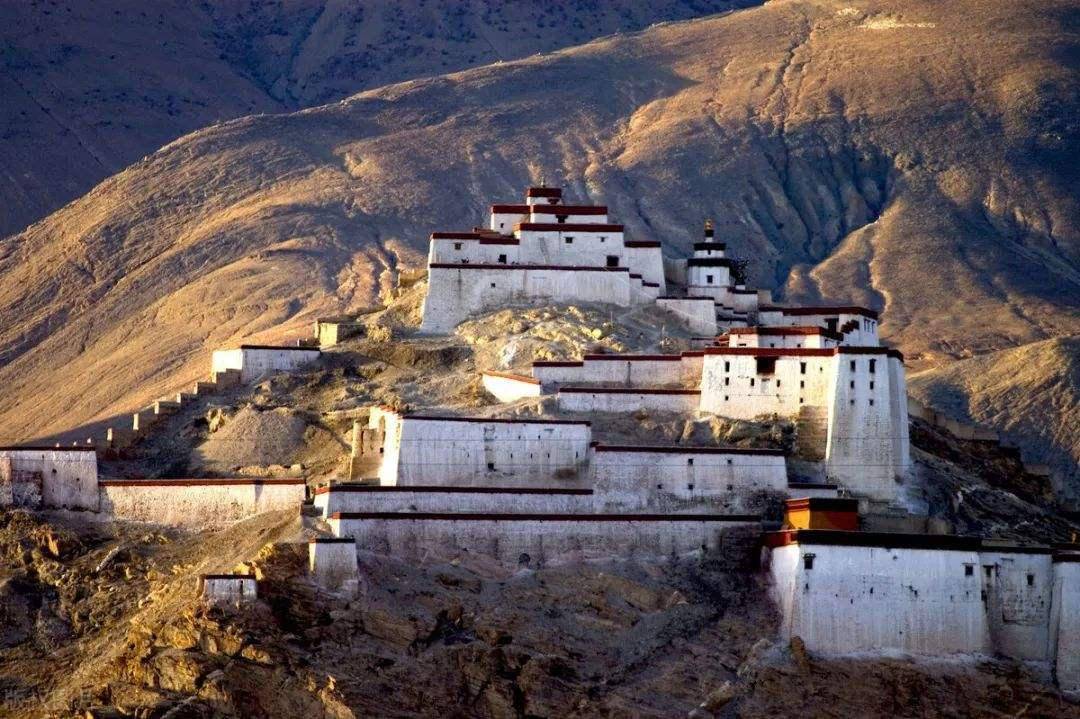 江孜县内有一个著名的景点,叫做江孜古堡,初期这里是吐蕃王朝末代贝考