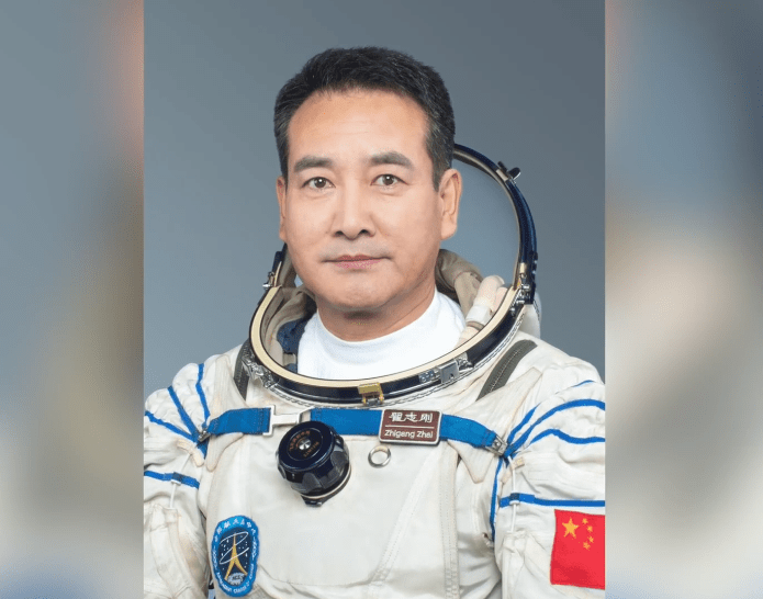 首位|航天员翟志刚累计在轨工作已达 100 天，出舱次数国内最多