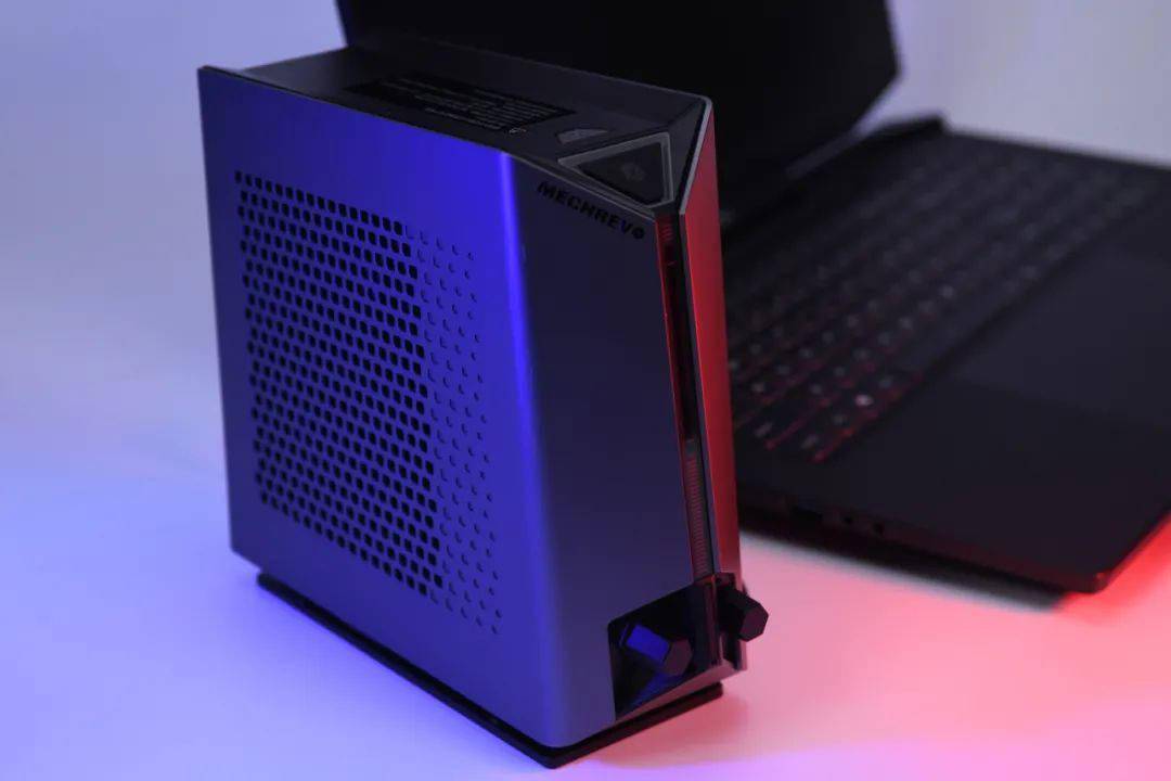 机械革命旷世水冷游戏本拆机图公布，水冷管道贯穿 CPU 和 GPU