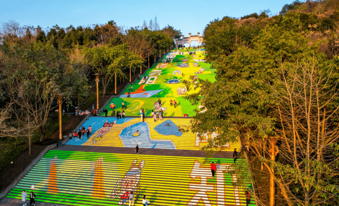 登云梯穿上了新衣走去拍照