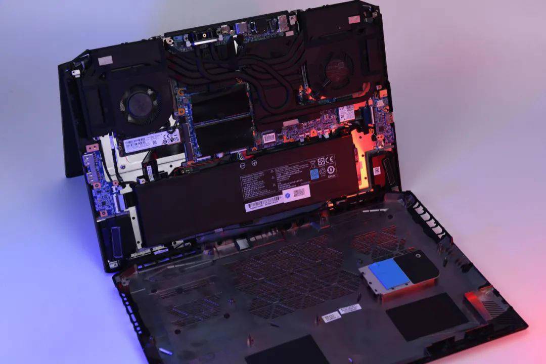 机械革命旷世水冷游戏本拆机图公布，水冷管道贯穿 CPU 和 GPU