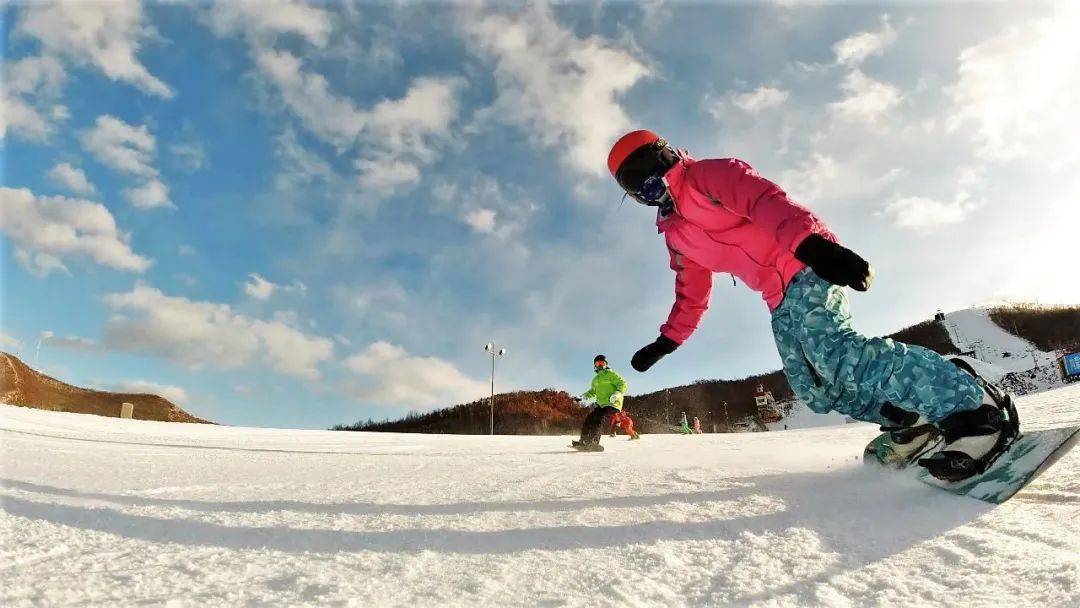 北京冬奧會即將開幕滑雪場上的人們以玩冰賞雪,親冰樂雪的方式感受