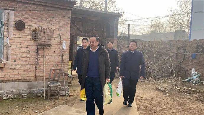 1月19日,菏泽市司法局局长赵中华一行到鄄城县富春镇许庄村和旧城镇