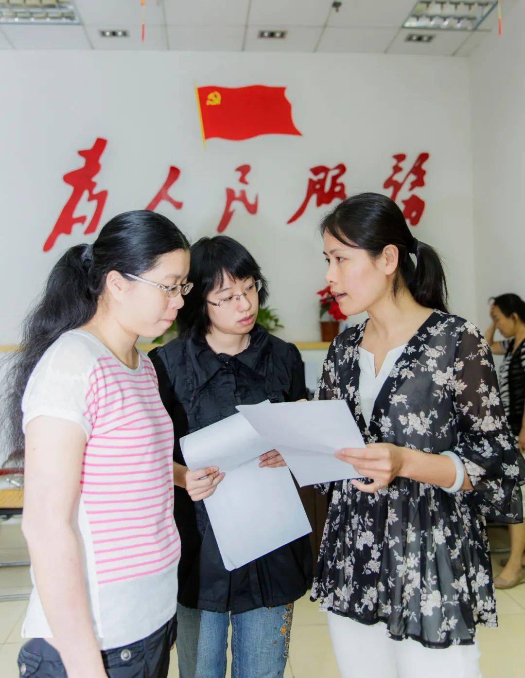 为社区特殊困难群体提供法律援助服务资助困难家庭子女开展育龄妇女