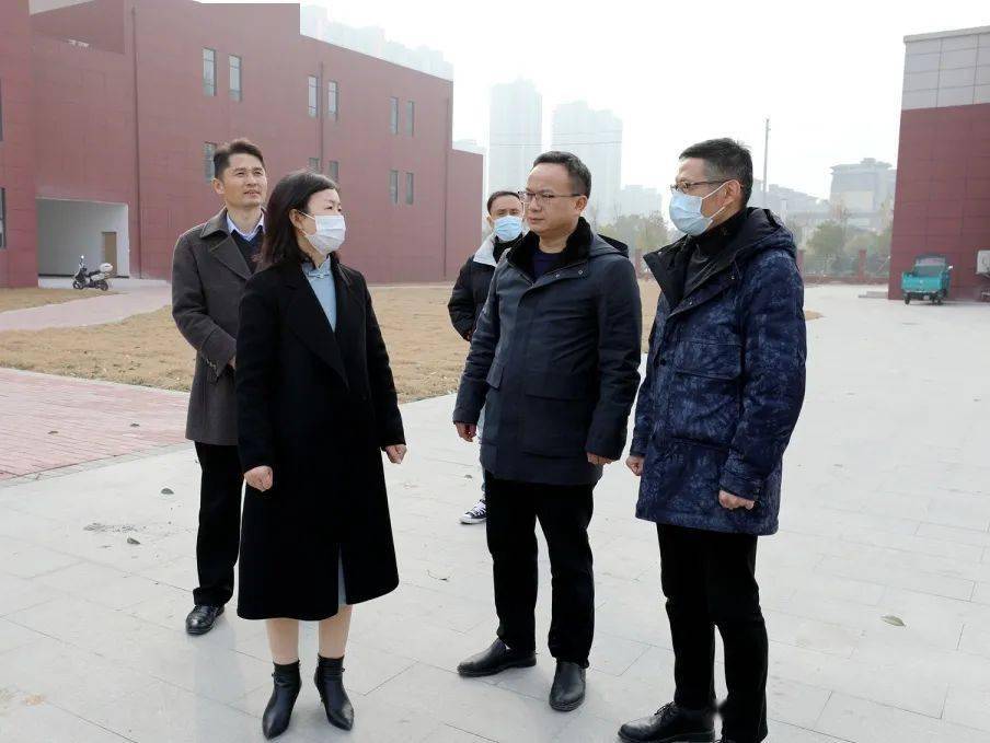 1月20日,市政府副市长蔡慧,市政府办副主任南建德来到实验小学玉湖