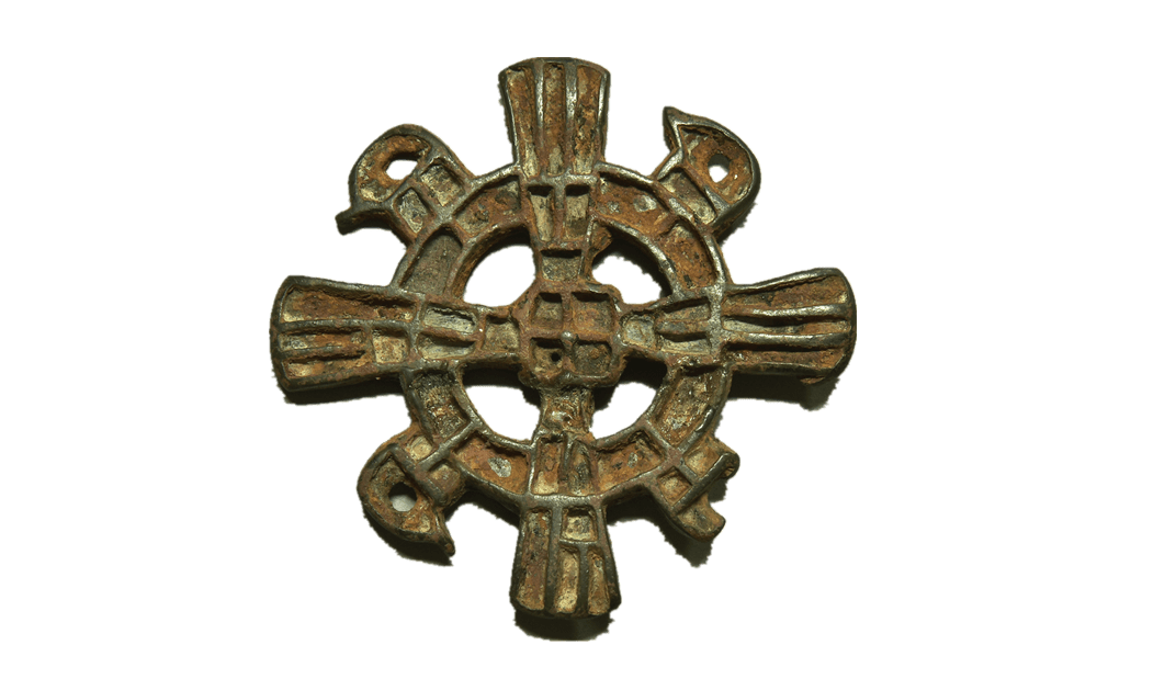 北区石窟的十字架,从形式分析应是佩戴的徽章,这件珍贵的景教遗存物