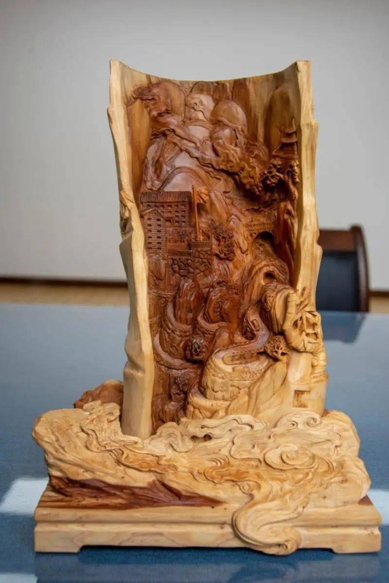 东安木雕大师唐国强向永州市博物馆捐赠红豆杉木雕《飞扬的希望》