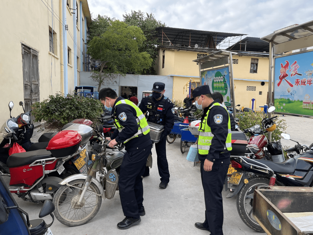 深入廊田镇实地察看g535国道王屋村路口的道路交通状况,详细了解近段