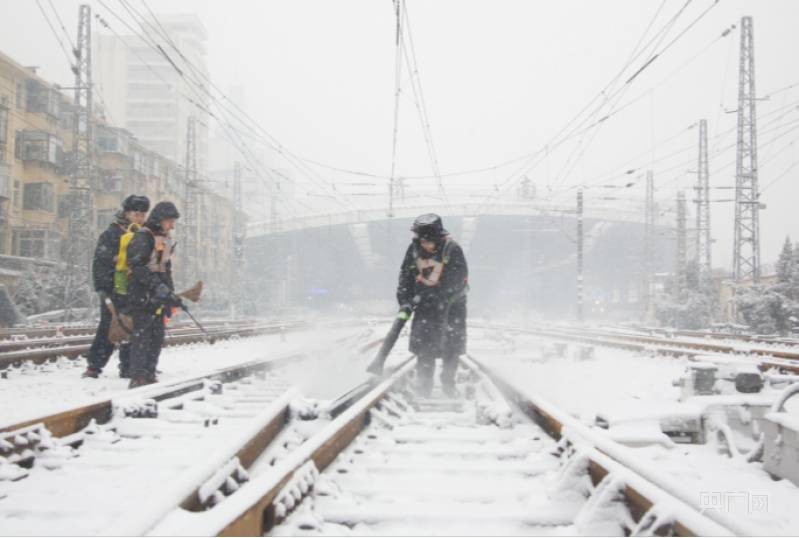 山东多地降雪 济南铁路部门启动应急预案保障旅客出行