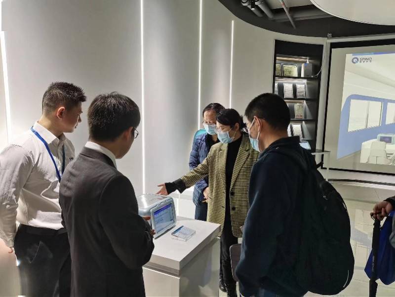 深企推出全球首台便携式量子计算机，支持教师讲课学生自学