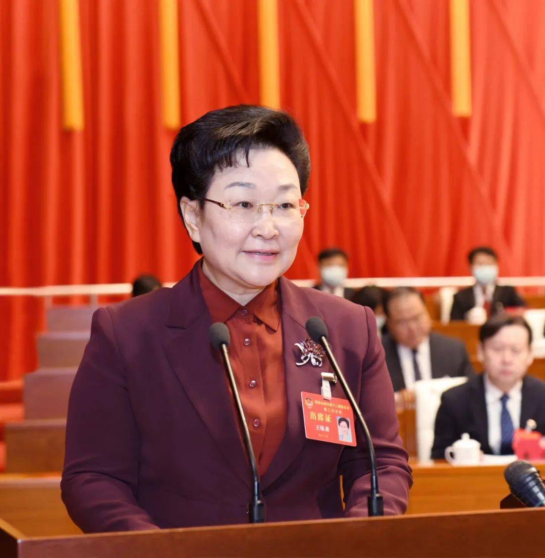 王晓燕向大会作政协沧州市第十二届委员会常务委员会工作报告.