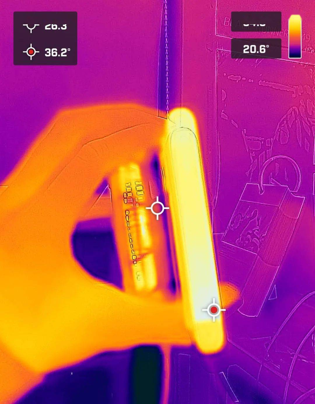 散热背夹能让骁龙8变得多强？我用3台手机试了试。