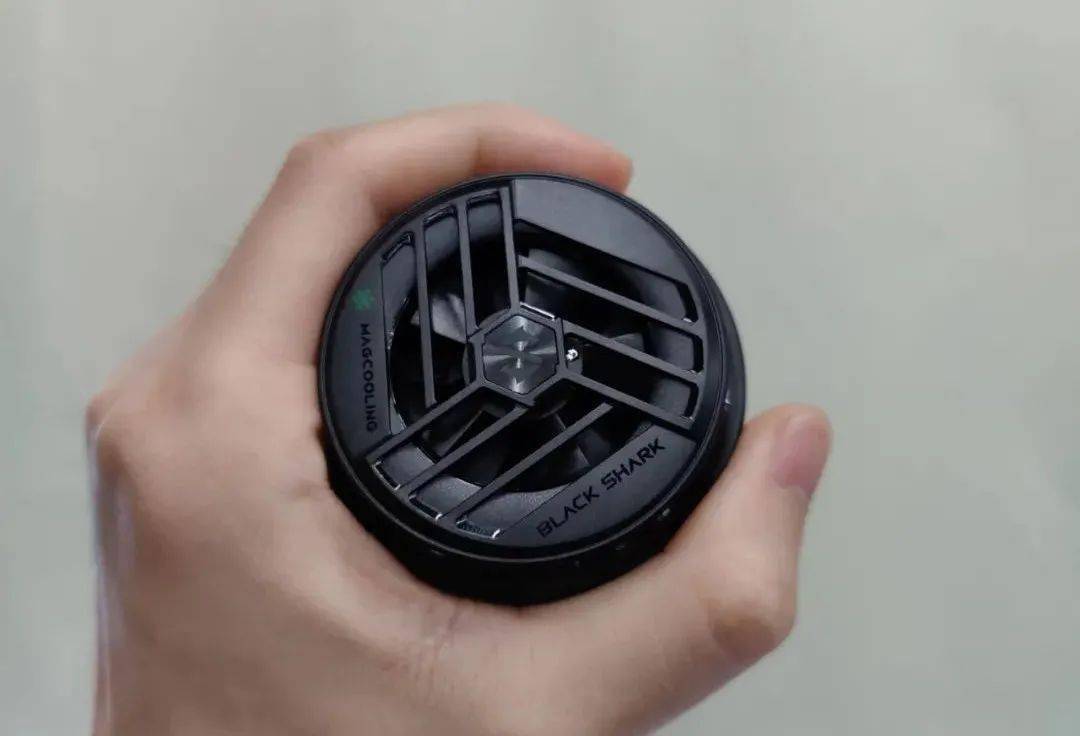 散热背夹能让骁龙8变得多强？我用3台手机试了试。