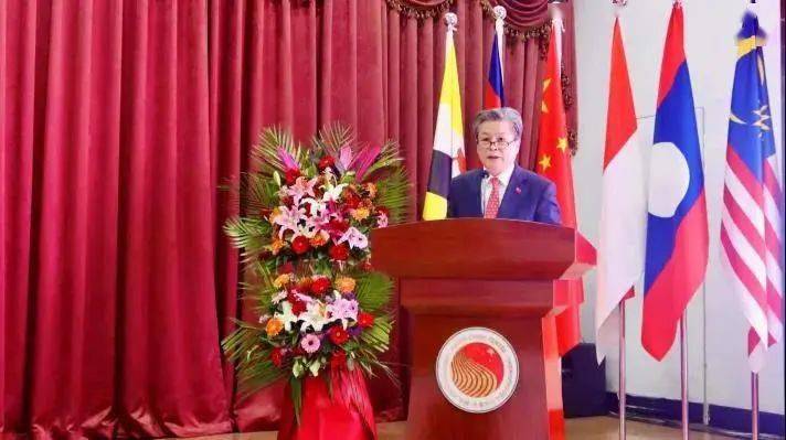 陈德海秘书长代表我校为周浩黎大使颁发荣誉教授证书,并对周浩黎大使