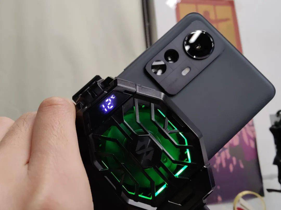 散热背夹能让骁龙8变得多强？我用3台手机试了试。