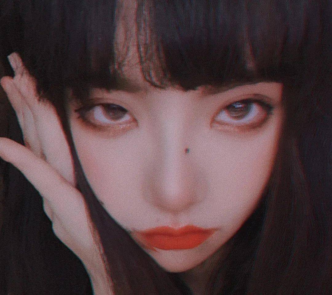 其实,私底下唐老师不仅喜欢音乐,而且还喜欢仿妆伊藤润二笔下的富江.